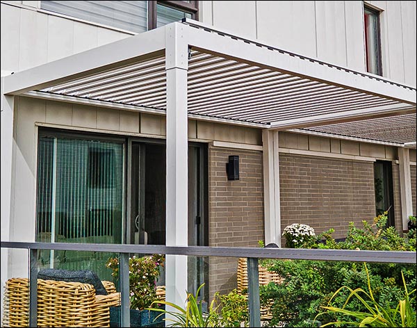 Aluminum Manual Free-Standing Louvered Pergola
